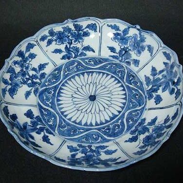 広島県のお客様より骨董品買取で陶磁器の染付皿を買取ました